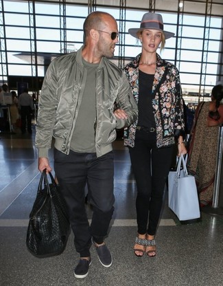 Как носить темно-зеленый бомбер с черными спортивными штанами мужчине