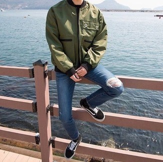 Как носить темно-зеленый бомбер с синими джинсами мужчине