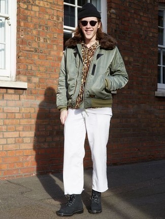 Какие повседневные ботинки носить с темно-зеленым бомбером мужчине