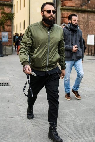 Какие повседневные ботинки носить с темно-зеленым бомбером мужчине