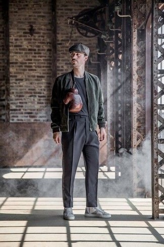 Как носить темно-зеленый бомбер с темно-серыми брюками чинос