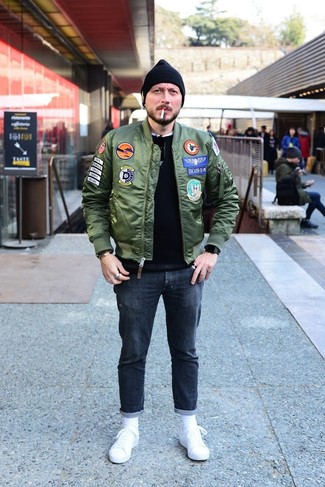 Как носить темно-зеленый бомбер с темно-серыми джинсами мужчине