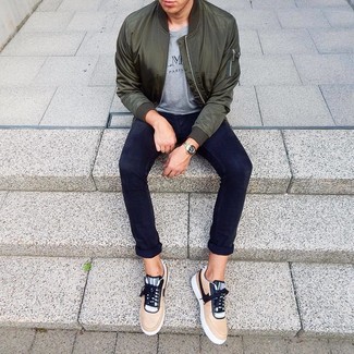 Какие брюки чинос носить с темно-зеленым бомбером