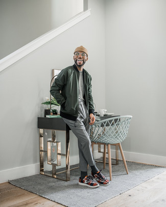 Какие брюки чинос носить с темно-зеленым бомбером