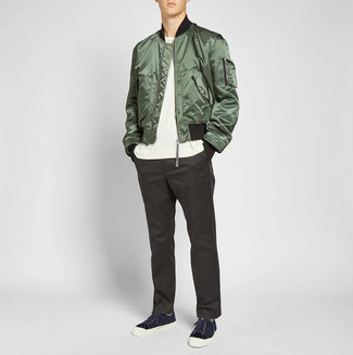 Какие брюки чинос носить с темно-зеленым бомбером
