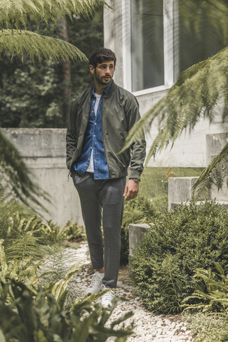 Какие брюки чинос носить с темно-зеленым бомбером