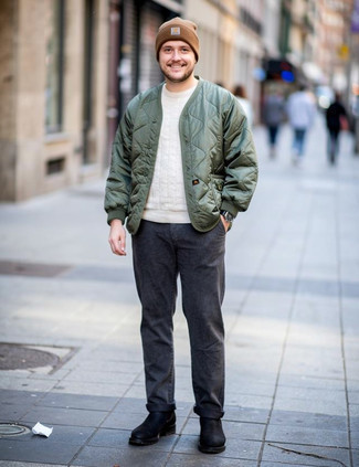 Какие свитера с круглым вырезом носить с темно-зеленым бомбером мужчине