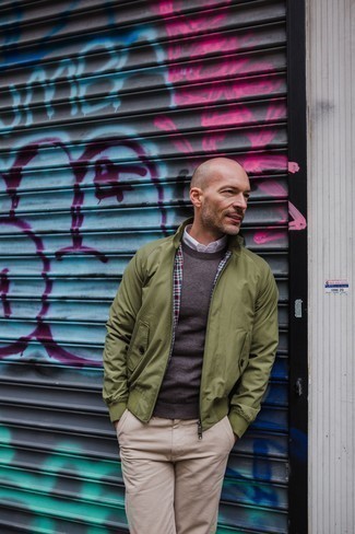 Какие свитера с круглым вырезом носить с темно-зеленым бомбером мужчине