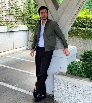 Какие лоферы носить с темно-зеленым бомбером мужчине