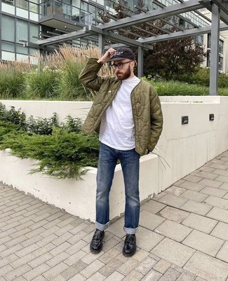 Какие лоферы носить с темно-зеленым бомбером мужчине