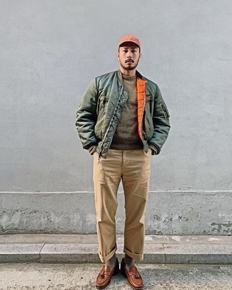 Какие лоферы носить с темно-зеленым бомбером мужчине