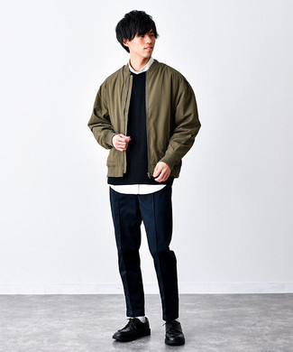 Как носить темно-зеленый бомбер с темно-синими брюками чинос