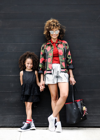 Какие рубашки поло носить с темно-зеленым бомбером женщине