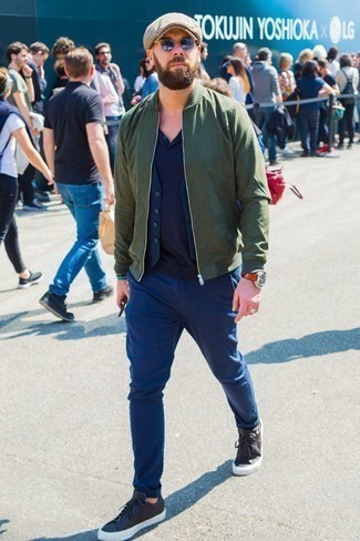 Какие жилеты носить с темно-зеленым бомбером