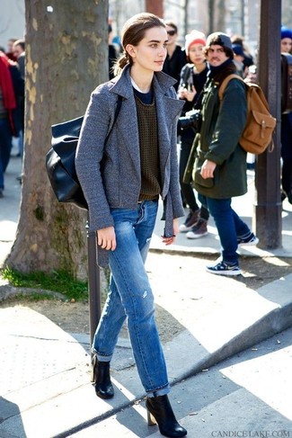 Какие джинсы носить с темно-зеленым вязаным свитером женщине