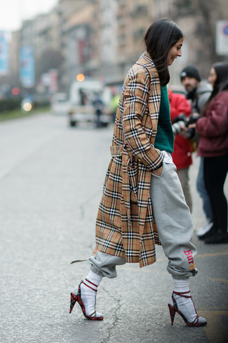 Какие плащи носить с темно-зеленым вязаным свитером женщине