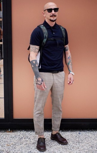 С чем носить темно-зеленый рюкзак из плотной ткани с камуфляжным принтом мужчине