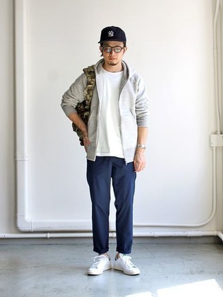 С чем носить темно-зеленый рюкзак из плотной ткани с камуфляжным принтом мужчине