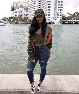 С чем носить темно-зеленую бейсболку с камуфляжным принтом женщине