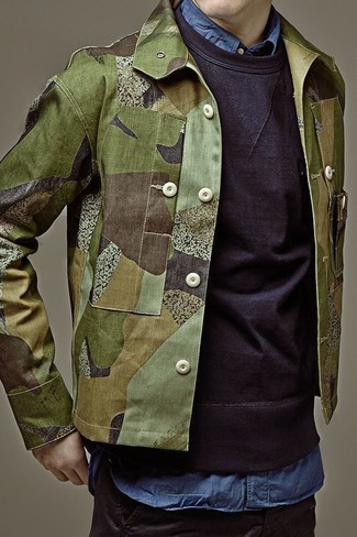 С чем носить темно-зеленую джинсовую куртку с камуфляжным принтом мужчине