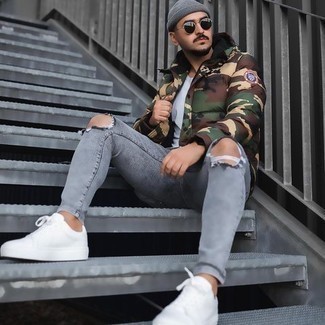 С чем носить темно-зеленую куртку-пуховик с камуфляжным принтом мужчине