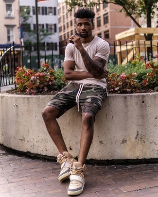 С чем носить темно-зеленые шорты с камуфляжным принтом мужчине