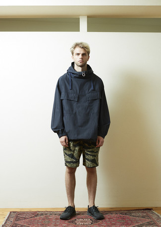 С чем носить темно-зеленые шорты с камуфляжным принтом мужчине