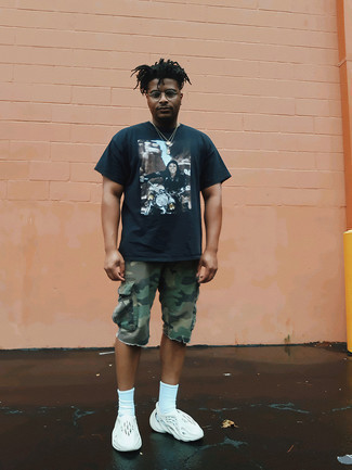 С чем носить темно-зеленые шорты с камуфляжным принтом мужчине