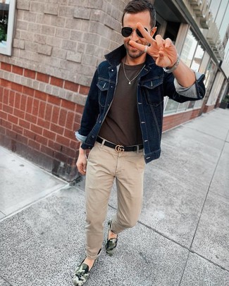 С чем носить темно-зеленые кеды с камуфляжным принтом мужчине