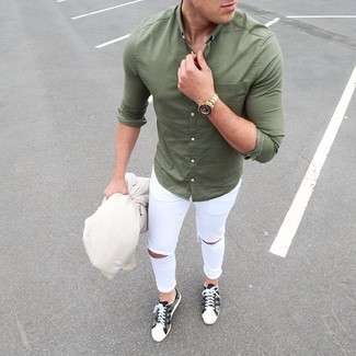 С чем носить темно-зеленые кеды с камуфляжным принтом мужчине