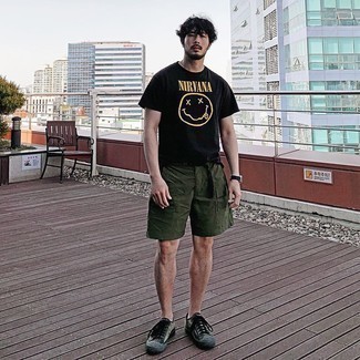 С чем носить темно-зеленые кеды с камуфляжным принтом мужчине