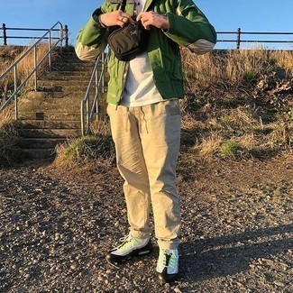 С чем носить темно-зеленую поясную сумку из плотной ткани мужчине