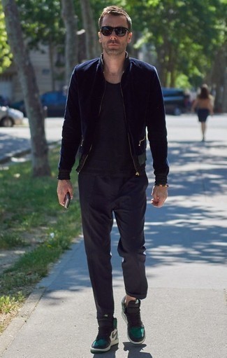 С чем носить темно-зеленые высокие кеды из плотной ткани мужчине