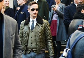 Какие бомберы носить с темно-зеленым кардиганом мужчине