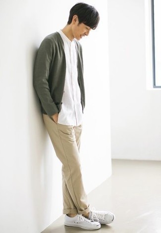 Какие брюки чинос носить с темно-зеленым кардиганом