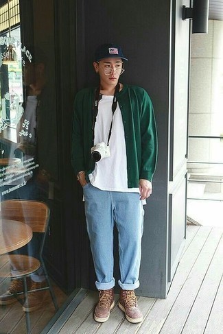 Какие джинсы носить с темно-зеленым кардиганом мужчине