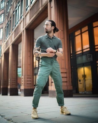 Какие кроссовки носить с темно-зелеными брюками карго