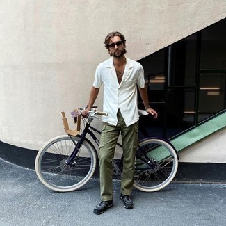 Какие кроссовки носить с темно-зелеными брюками карго