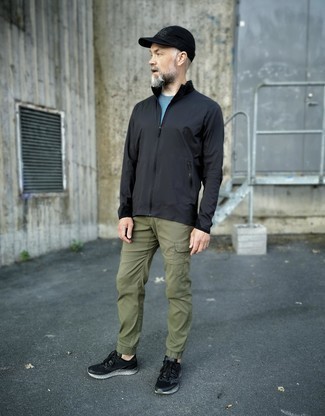 Какие кроссовки носить с темно-зелеными брюками карго