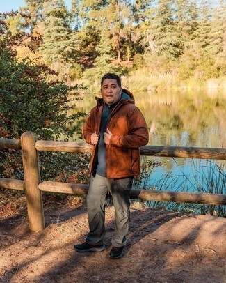 Какие кроссовки носить с темно-зелеными брюками карго