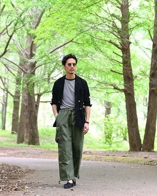 Какие пиджаки носить с темно-зелеными брюками карго