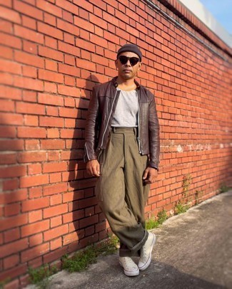 Какие бомберы носить с темно-зелеными брюками карго