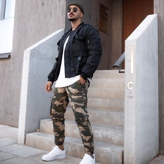 Какие бомберы носить с темно-зелеными брюками карго