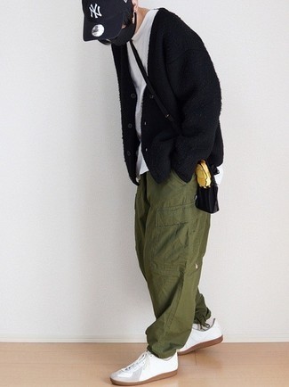 Какие кардиганы носить с темно-зелеными брюками карго