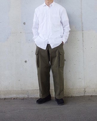 Какие ботинки дезерты носить с темно-зелеными брюками карго