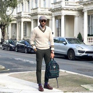 Какие ботинки дезерты носить с темно-зелеными брюками карго