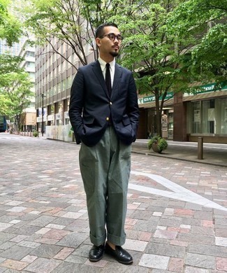 Какие лоферы носить с темно-зелеными брюками карго