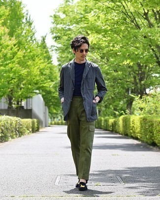 Какие лоферы носить с темно-зелеными брюками карго