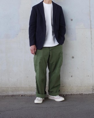 Какие низкие кеды носить с темно-зелеными брюками карго