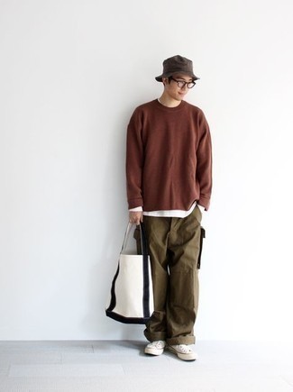 Какие низкие кеды носить с темно-зелеными брюками карго